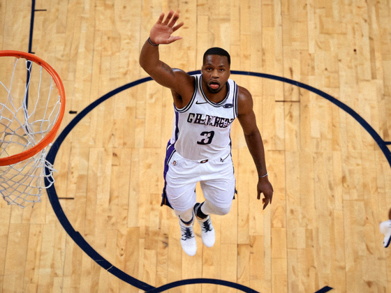 NBA常规赛球员突破上篮的比赛现场图片