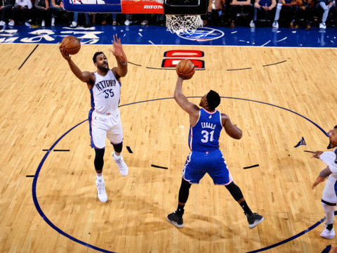 NBA常规赛球员在三分线外出手投篮的比赛画面
