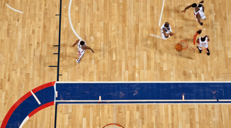 NBA 比赛第四节关键时刻，球员在三分线外起跳投篮