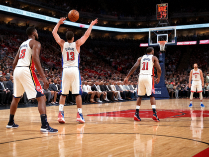 NBA篮球比赛现场球员在三分线外出手投篮